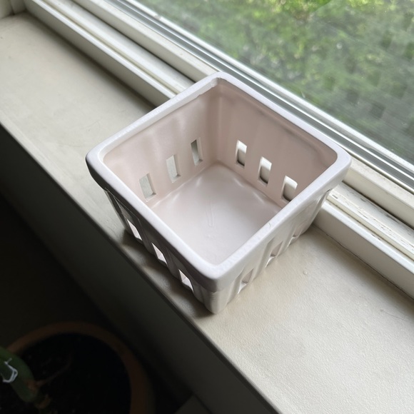 Ceramic Berry Basket - Picture 3 of 3